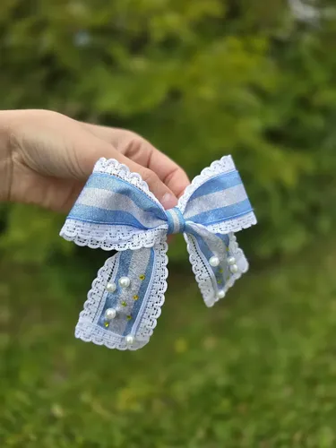 Moño Hebilla Argentina Accesorio Pelo Brillo Strass Puntilla Celeste Y Blanco