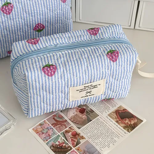 Bolsa De Cosméticos Azul Con Rayas De Fresa, Versátil, Portá Strawberry Stripe Blue Striped With Strawberry Print