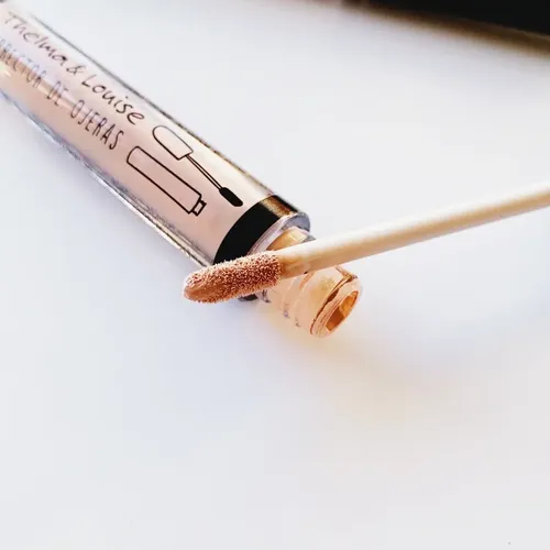 Corrector De Ojeras Thelma Y Louise Con Aplicador Tono 1 Líquido Mate
