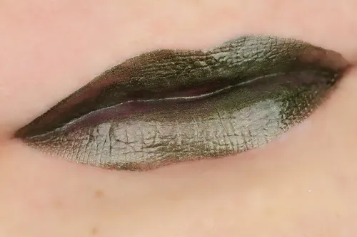 Essence Labial Metalico, Metal Shock Lip Paint Color Poison Ivy